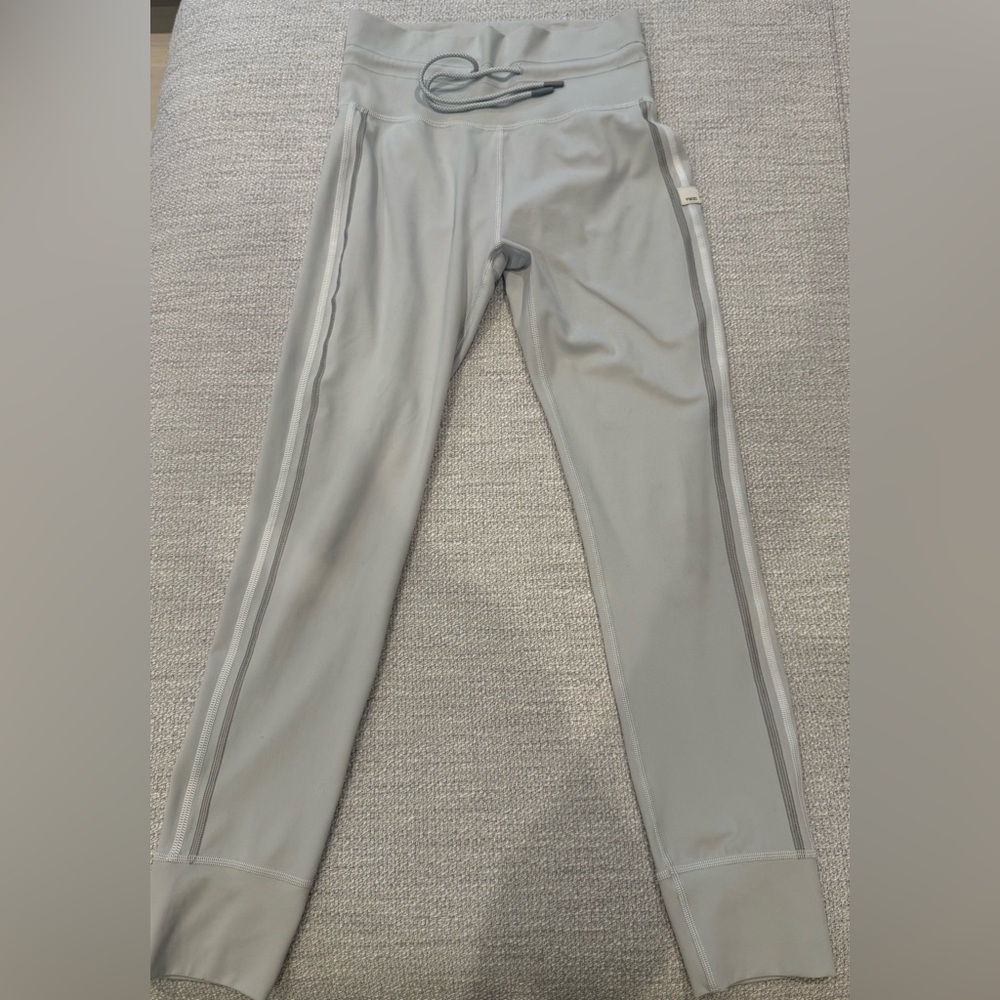 Vuori Women's Soft Gray High-Waisted Leggings - Picture 8 of 10